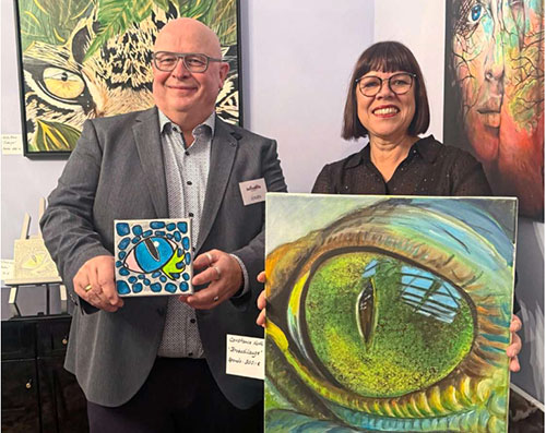 Der Vorsitzende der Indien-Hilfe Deutschland, Jürgen Fluhr, und die Künstlerin Margit Kugele zeigen einige der zu erwerbenden Kunstwerke.