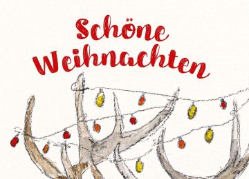 Aquarellkarte Schöne Weihnachten. Ein Hirsch mit rot weiß gestreiftem Schal und Lichterkette im Geweih.