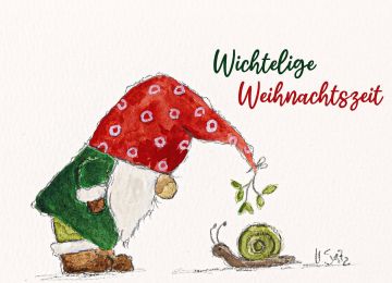 Aquarellkarte Wichtelige Weihnachtszeit. Ein Wichtel mit roter Mütze beugt sich zu einer Schnecke hinunter.