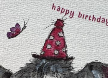 Eine Postkarte mit einem Kuhmotiv und dem Spruch Happy Birthday