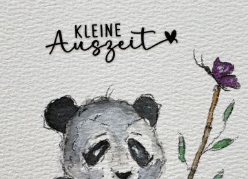 Eine Postkarte mit Pandabärenmotiv und dem Spruch Kleine Auszeit