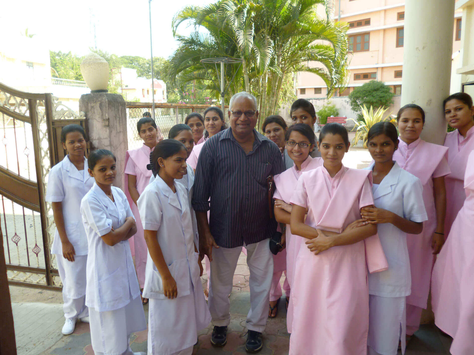 Auszubildende Krankenschwestern mit Father Franklin