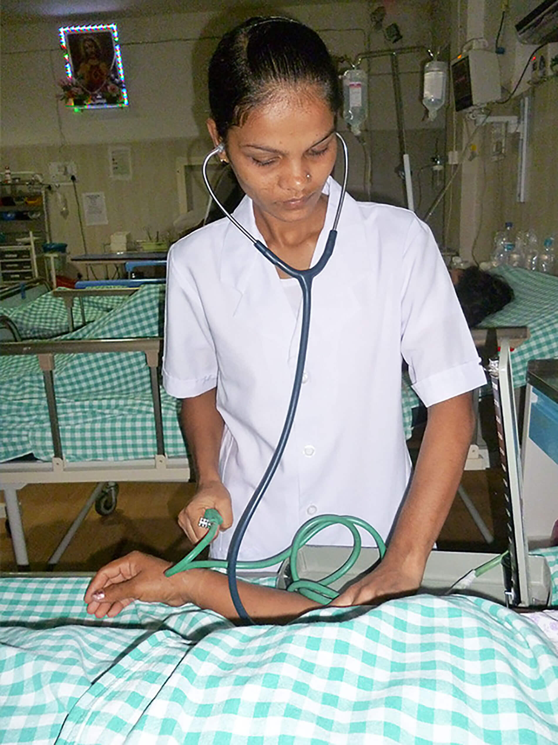 Krankenschwester bei der Untersuchung eines Patienten